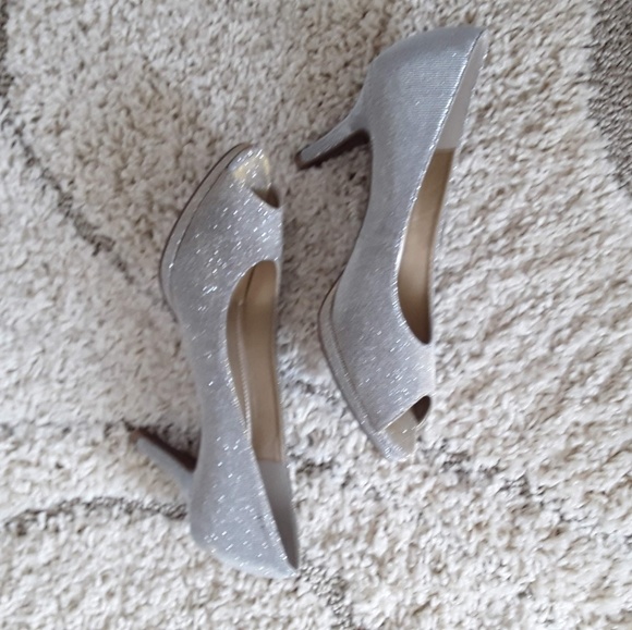 Kelly & Katie Shoes - kelly & katie peep toe gold fabric shoes EUC